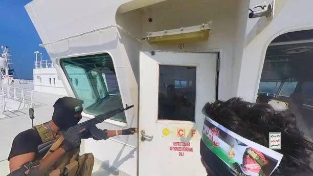 مسلحان من حركة أنصار الله الحوثية اليمنية على متن السفينة جالاكسي ليدر