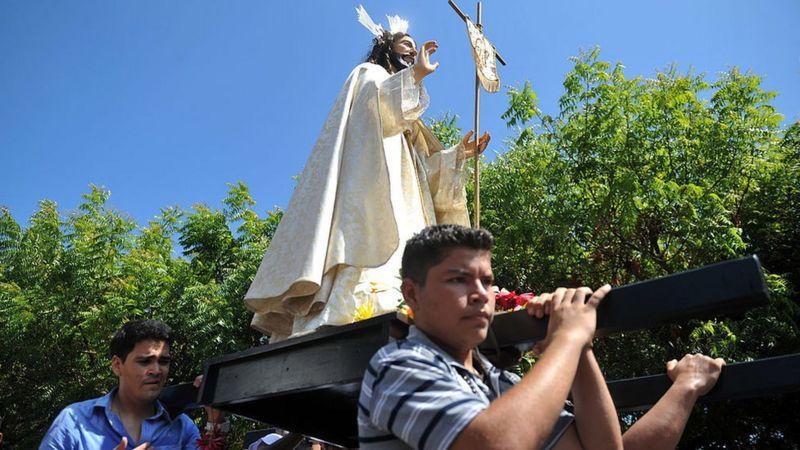 Fiéis carregando a imagem de Cristo em procissão