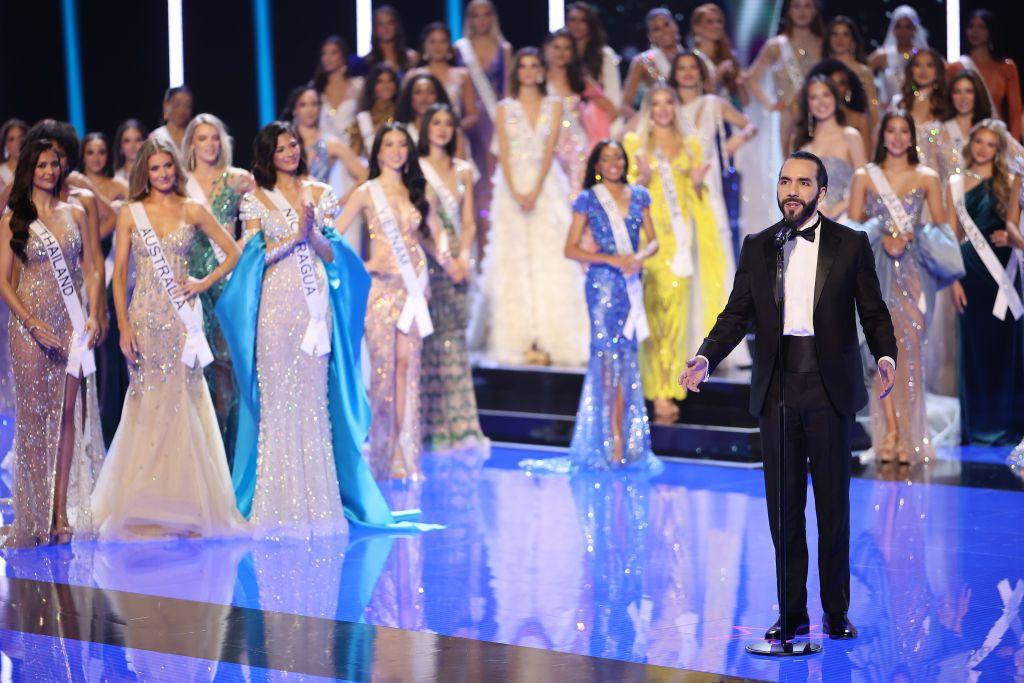 El presidente de El Salvador Nayib Bukele durante la ceremonia de Miss Universo en el Gimnasio Nacional de San Salvador el 18 de noviembre de 2023.