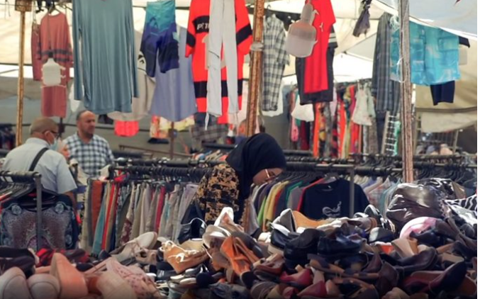 عودة نشاط سوق الملابس المستعملة بسبب ارتفاع الأسعار وغلاء المعيشة.