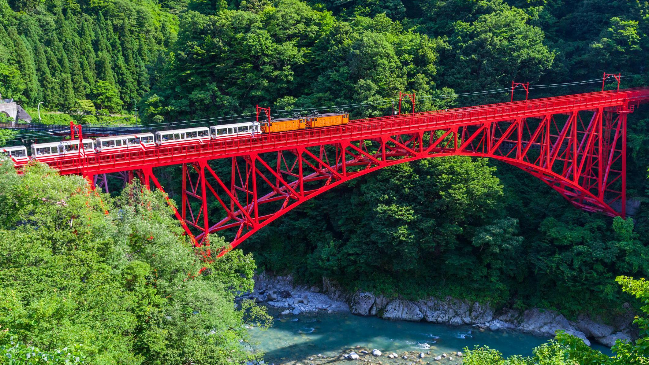 Jalur kereta Ngarai Kurobe di Perfektur Toyama, Jepang.