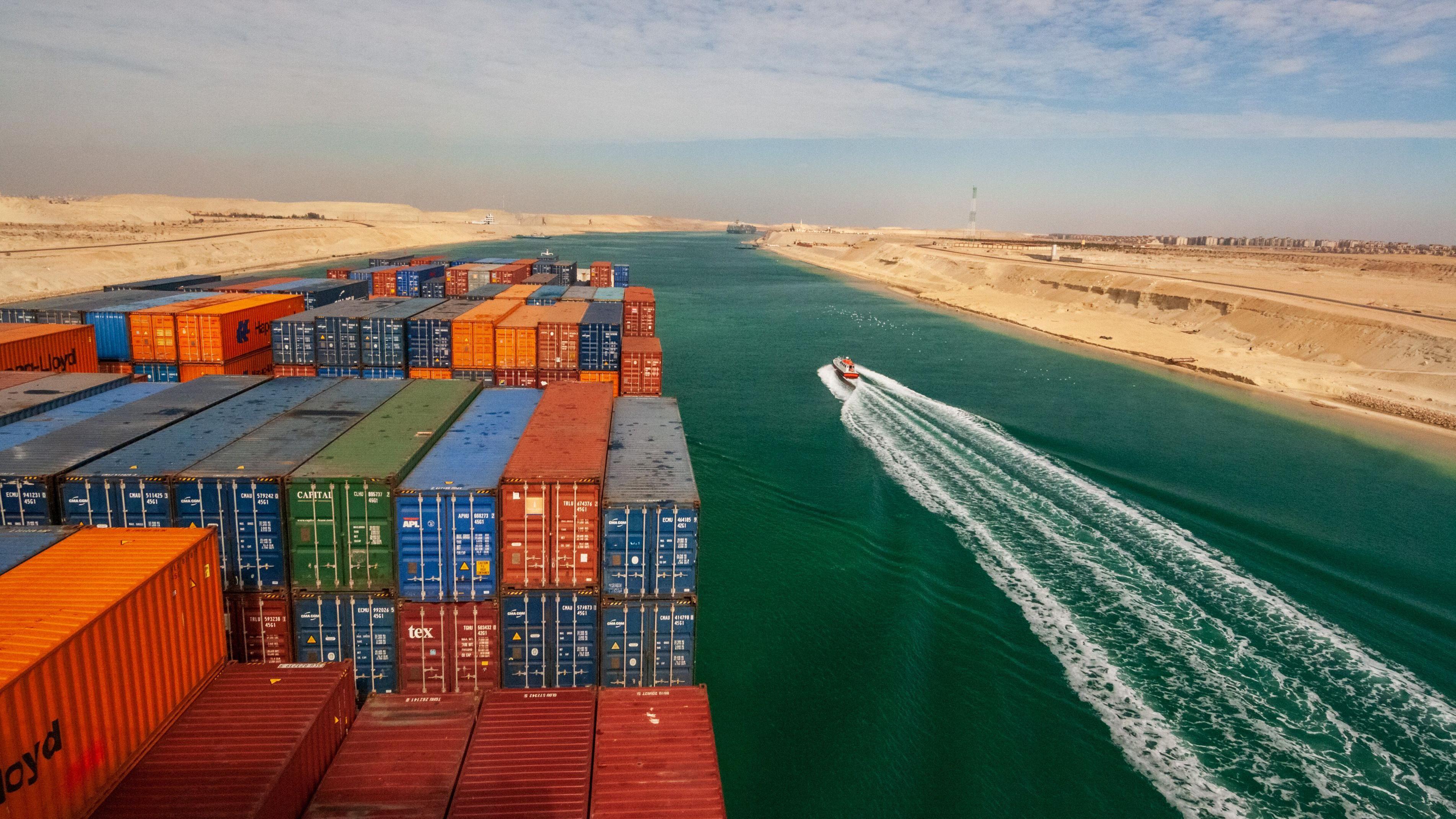 يجري شحن حوالي 12 في المئة من التجارة العالمية عبر قناة السويس.