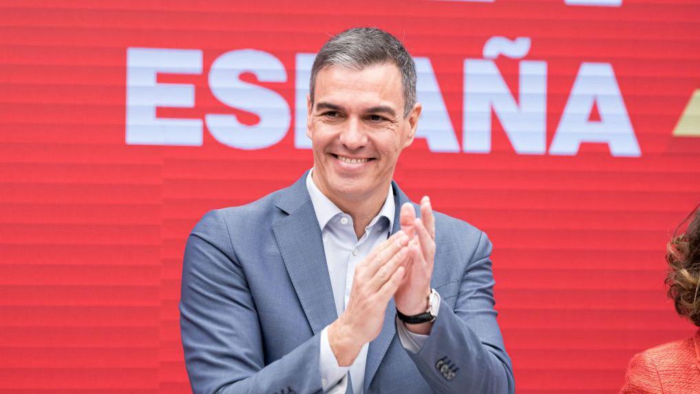 Pedro Sánchez, presidente del gobierno español, aplaude
