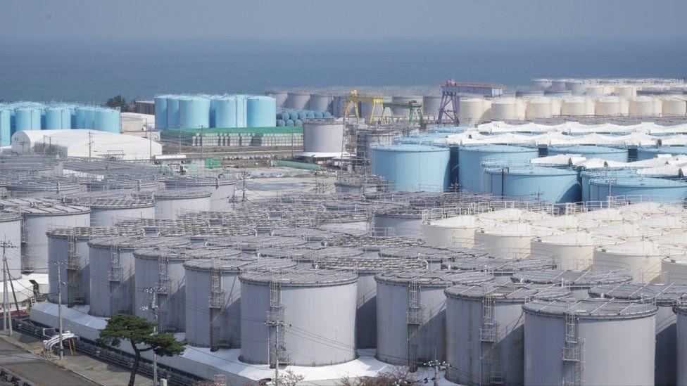 Tanques de agua tratada en la planta de Fukushima.