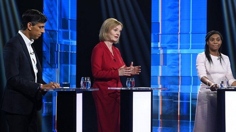 Rishi Sunak, Liz Truss e Kemi Badenoch participando de um debate na TV em julho de 2022, durante a eleição de liderança conservadora de verão