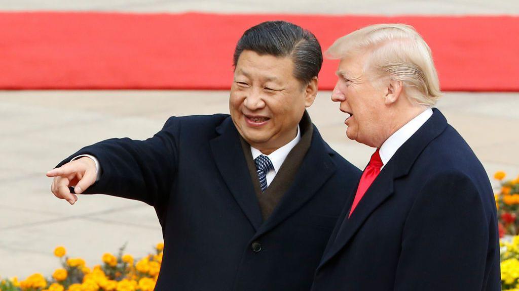 O presidente chinês Xi Jinping e o presidente dos EUA, Donald Trump, participam de uma cerimônia de boas-vindas em 9 de novembro de 2017 em Pequim, China.