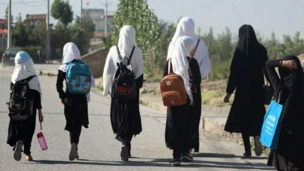 Ortaokullu kızların şu anda okula gitmesi yasak