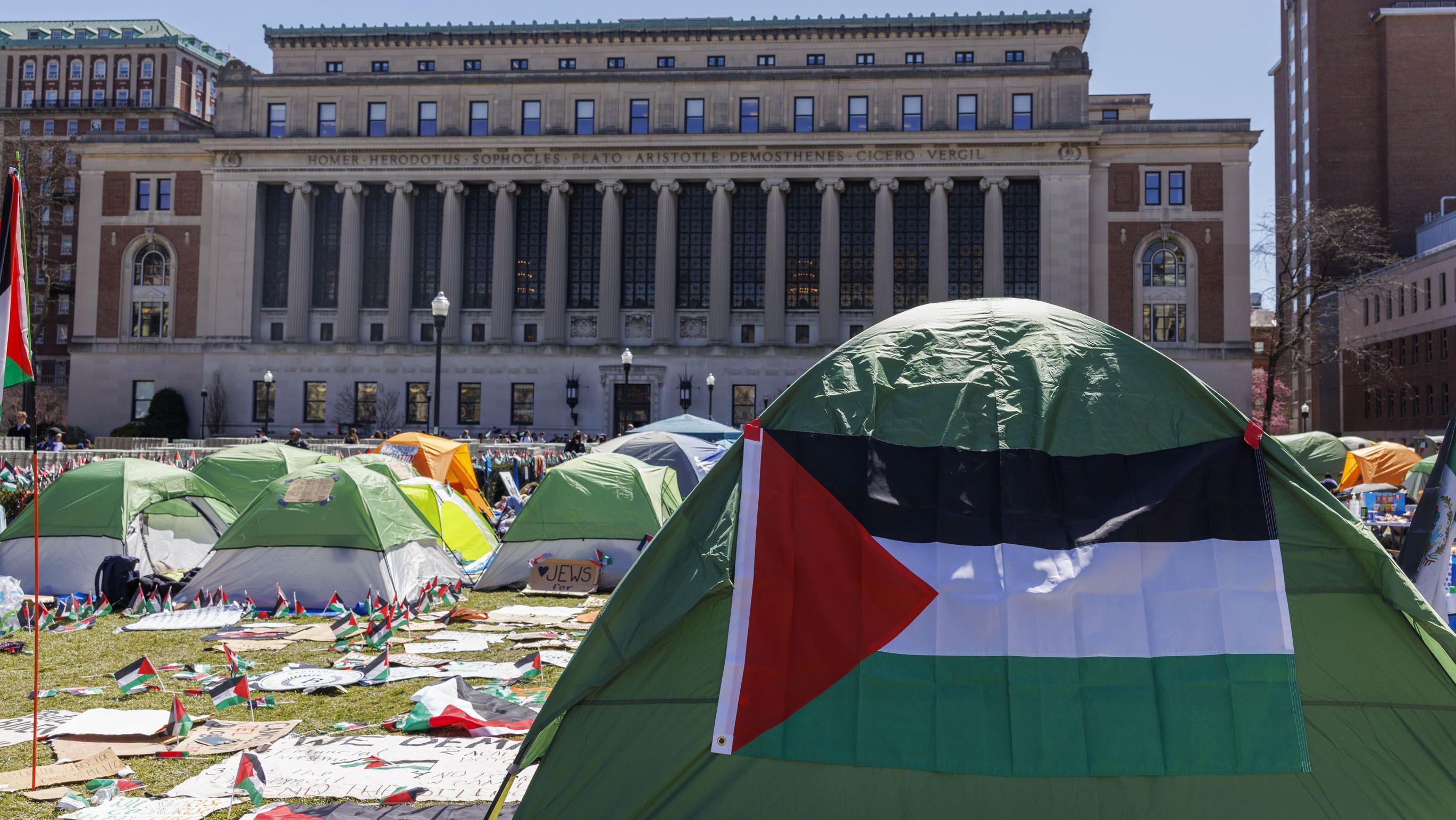 Barraca com bandeira palestina em protesto contra a guerra em Gaza