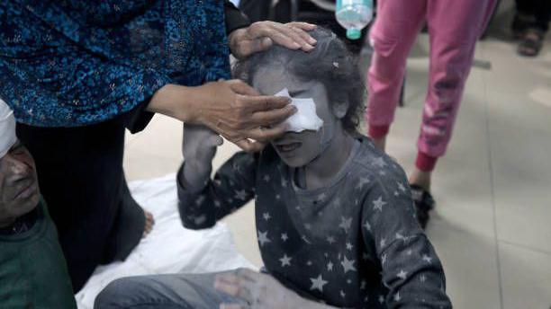 طفلة مصابة بجروح جراء القصف الإسرائيلي على منزلها في دير البلح