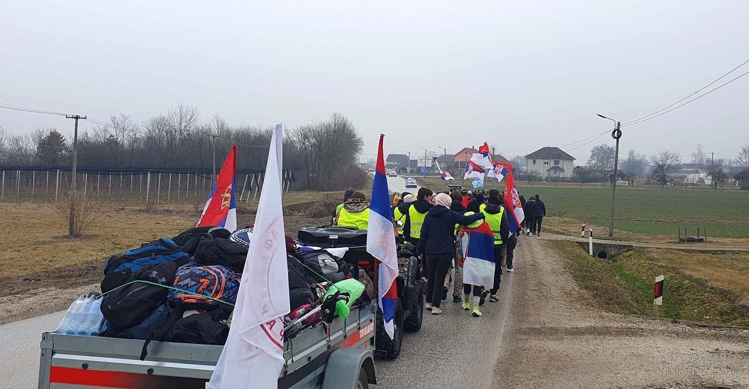 Studenti sa zastavama i traktor pun torbi 