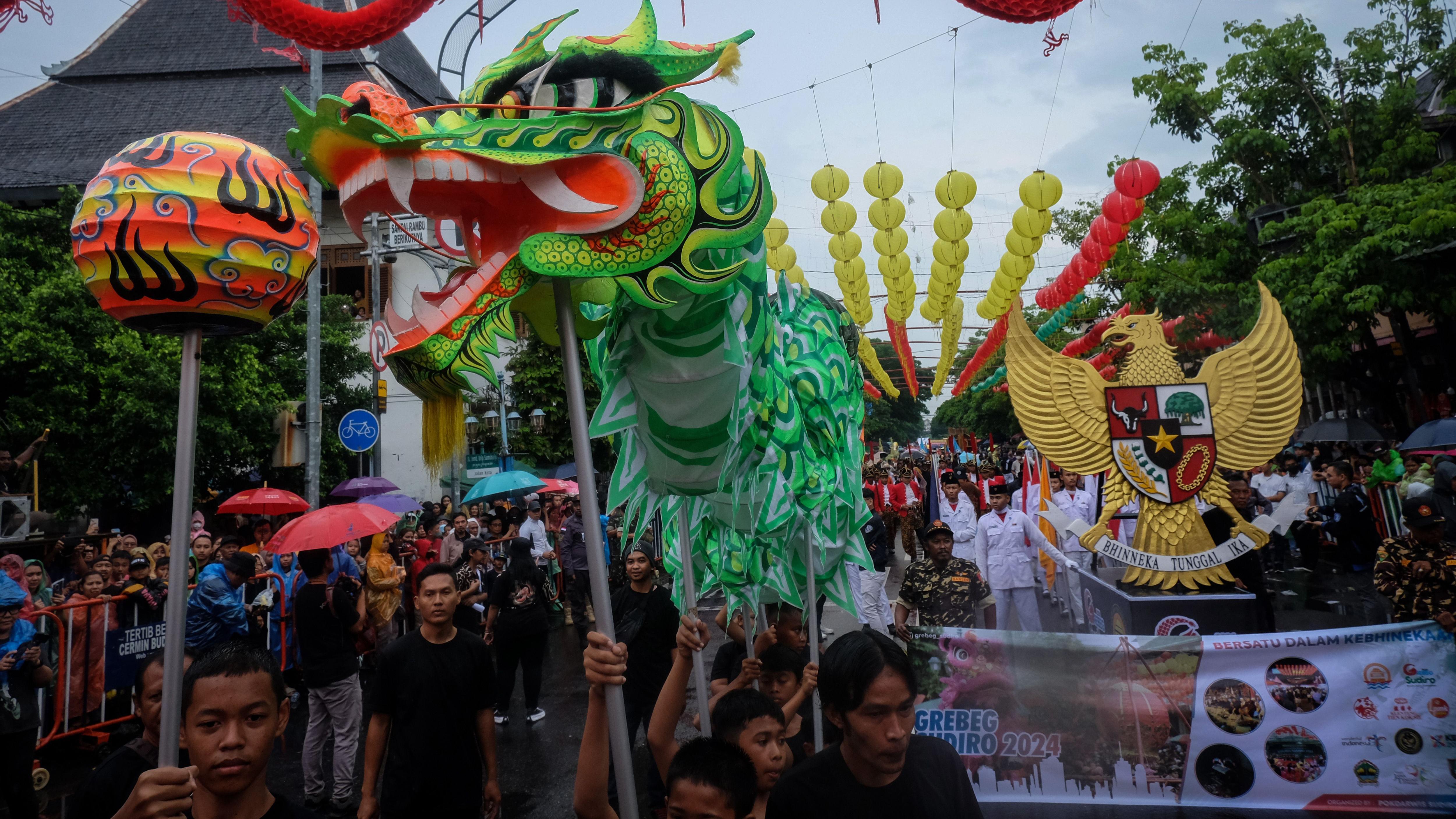 Warga menyiapkan lampion untuk dipasang di Kelenteng Boen Bio di Jalan Kapasan, Surabaya, Jawa Timur, Senin (5/2).