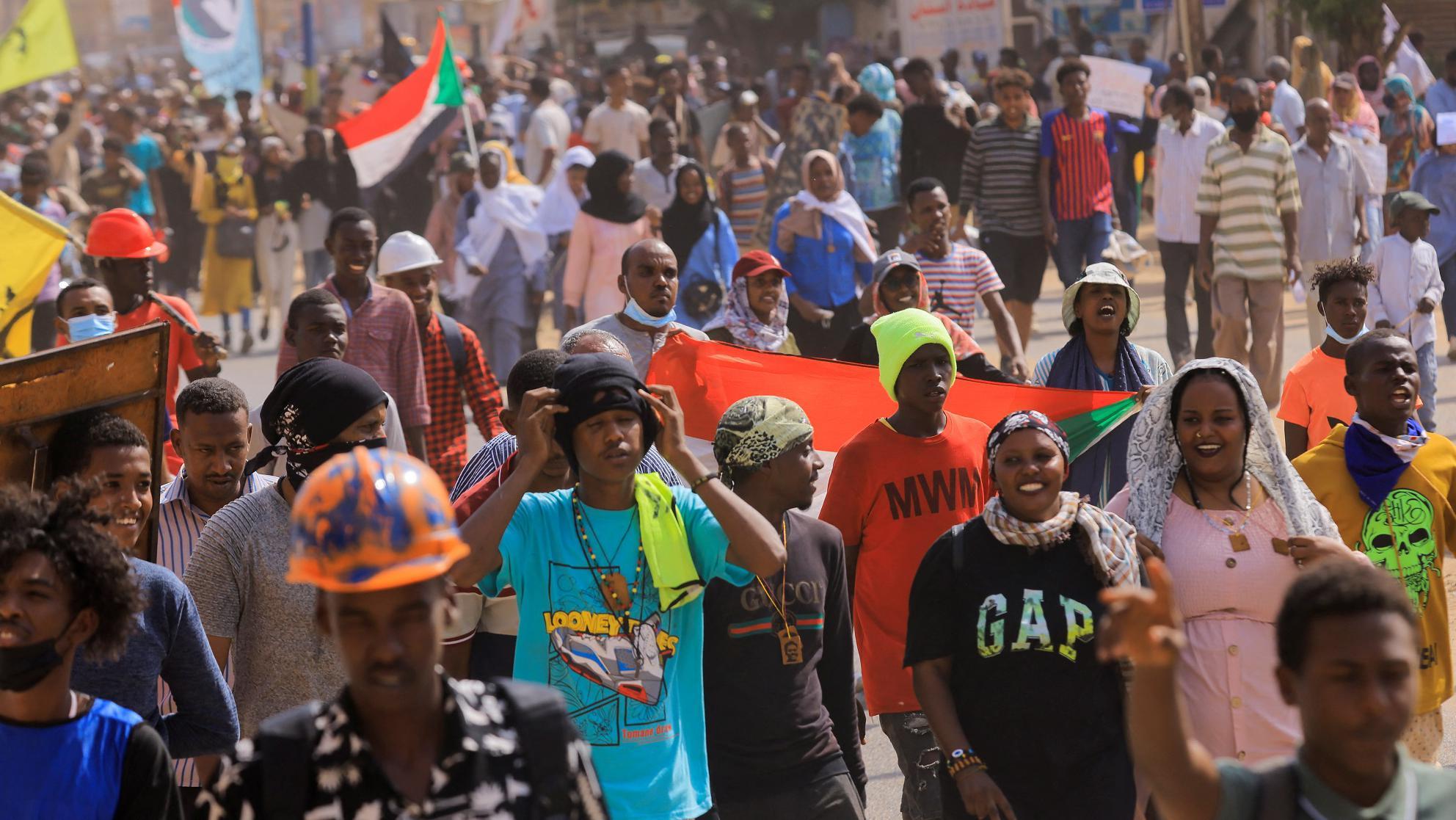 محتجون في السودان.