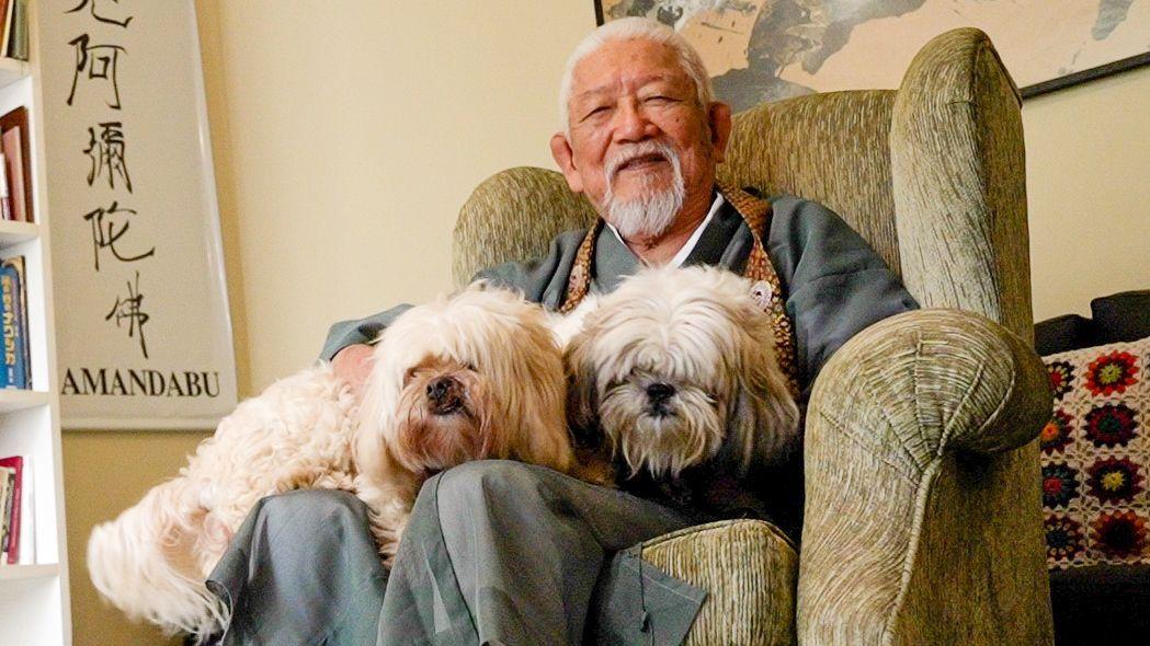 Ademar Sato com os cães Mei Mei e Kyoshi.