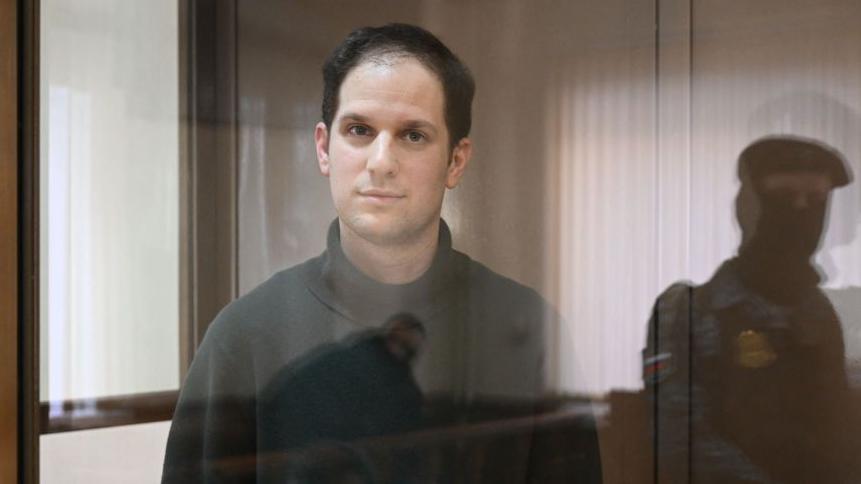 Evan Gershkovich mira a la cámara durante una audiencia en un juzgado ruso.