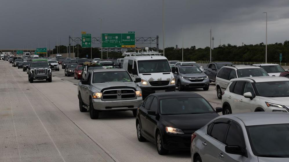 Una carretera llena de vehículos en Florida