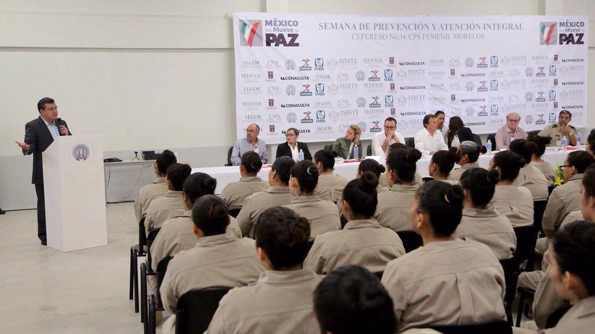 Mulheres sentadas em sala na Cefereso 16