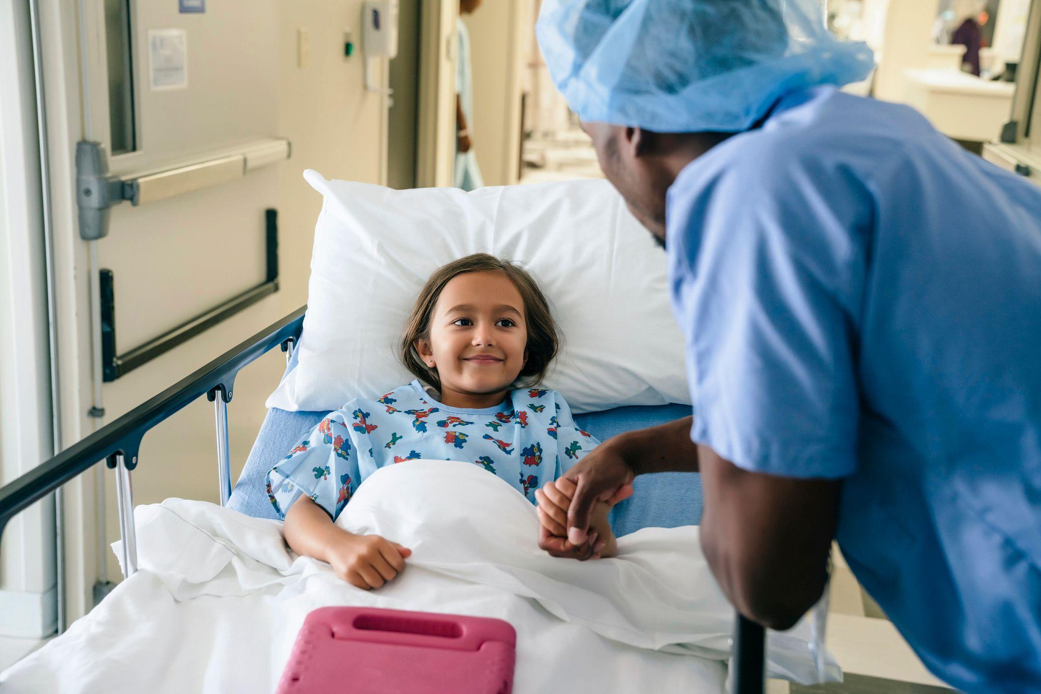 un niño en un hospital habla con personal médico 