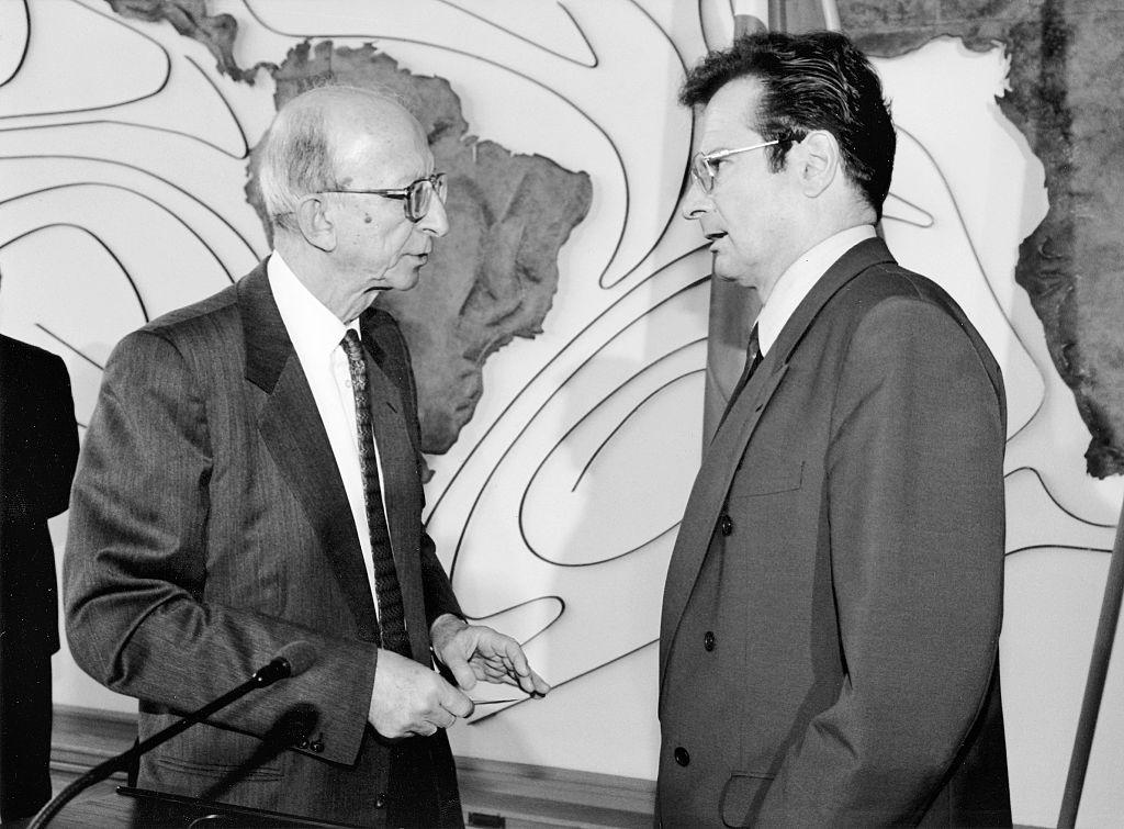 Dönemin dışişleri bakanı Erdal İnönü 1995 yılında, bir diplomatik görüşme sırasında 
