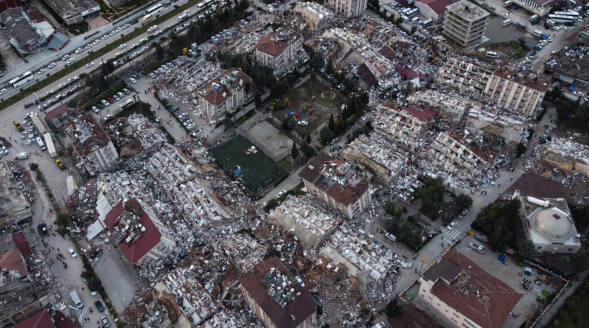 Imagem aérea da devastação em Hatay, na Turquia.