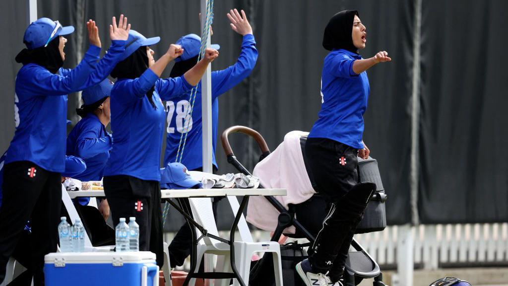 Mujeres afganas alentando a su equipo en Afganistán.