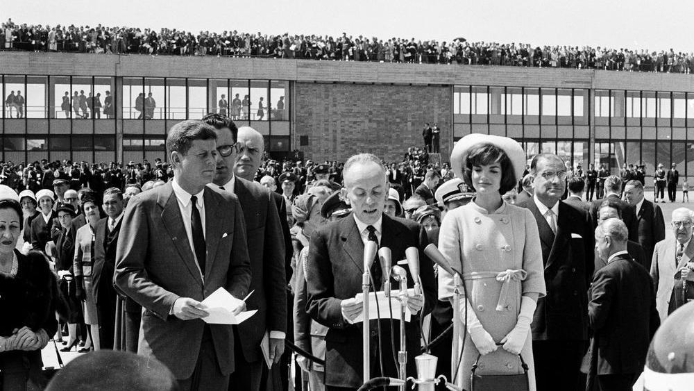John F. Kennedy, Alberto Lleras Camargo y Jacqueline Kennedy en Bogotá, en 1961