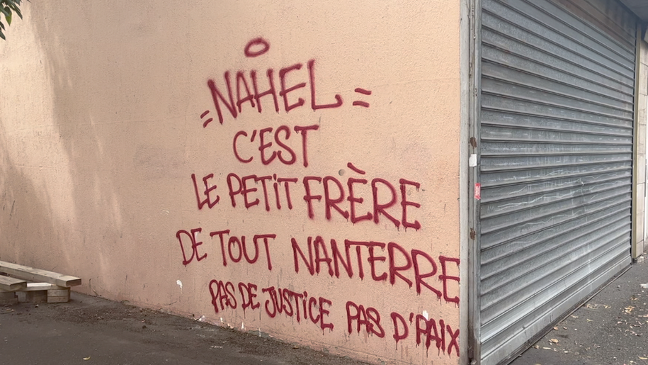 Nahel adalah adik kami semua di Nanterre. Tidak ada keadilan, tidak ada damai, tulis grafiti yang ditulis oleh para pengunjuk rasa