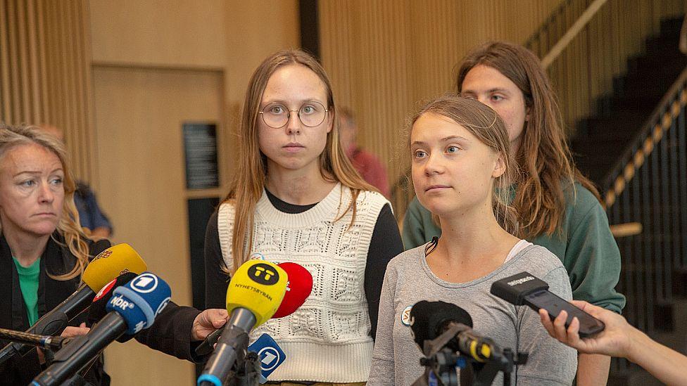 Irma Kjellström (centro) junto a Greta Thunberg tras el anuncio del fallo por las protestas en Malmo