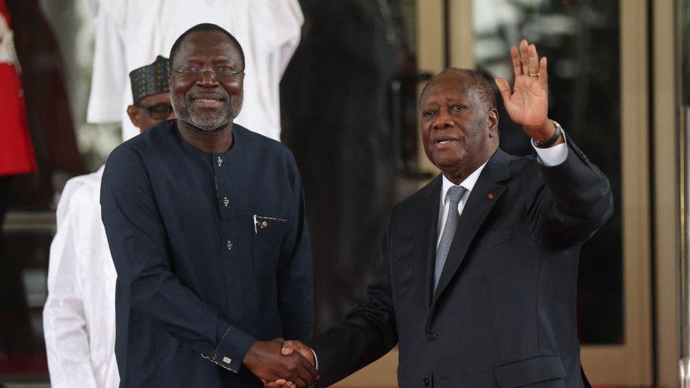 Fildişi Sahili Cumhurbaşkanı Alassane Ouattara ve Ecowas Başkanı Omar Touray ve 