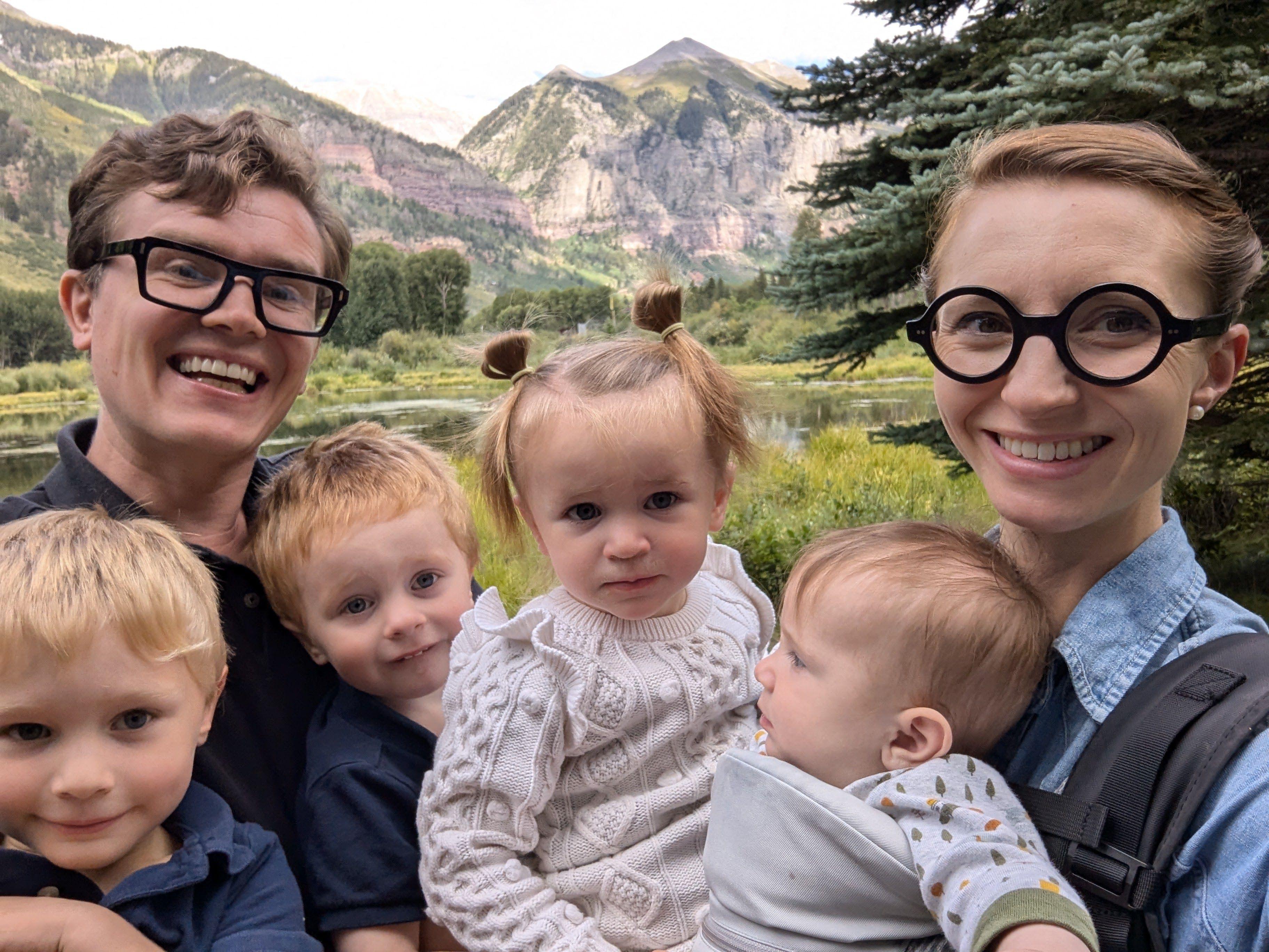 Malcolm e Simone Collins com os filhos