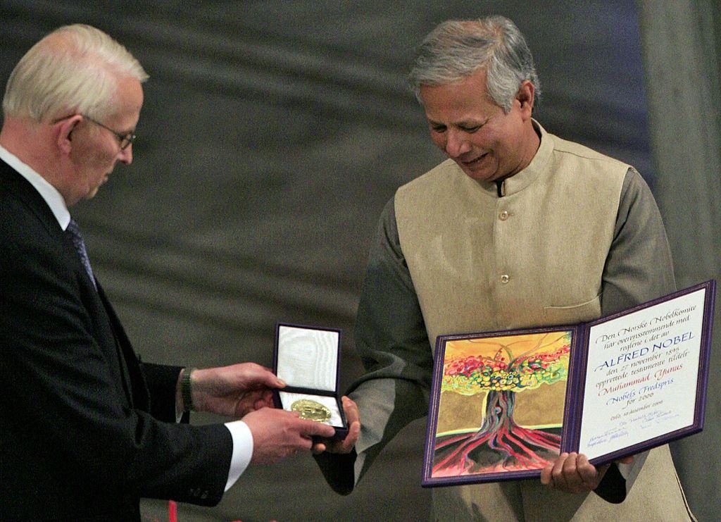 Yunus recebendo o Prêmio Nobel da Paz