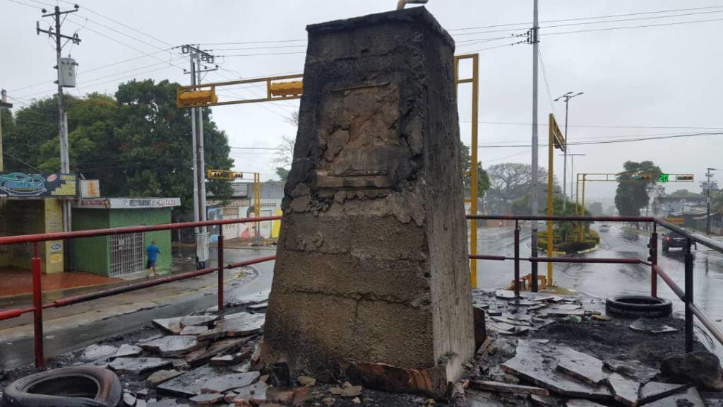 Pedestal donde estuvo la estatua de Chávez