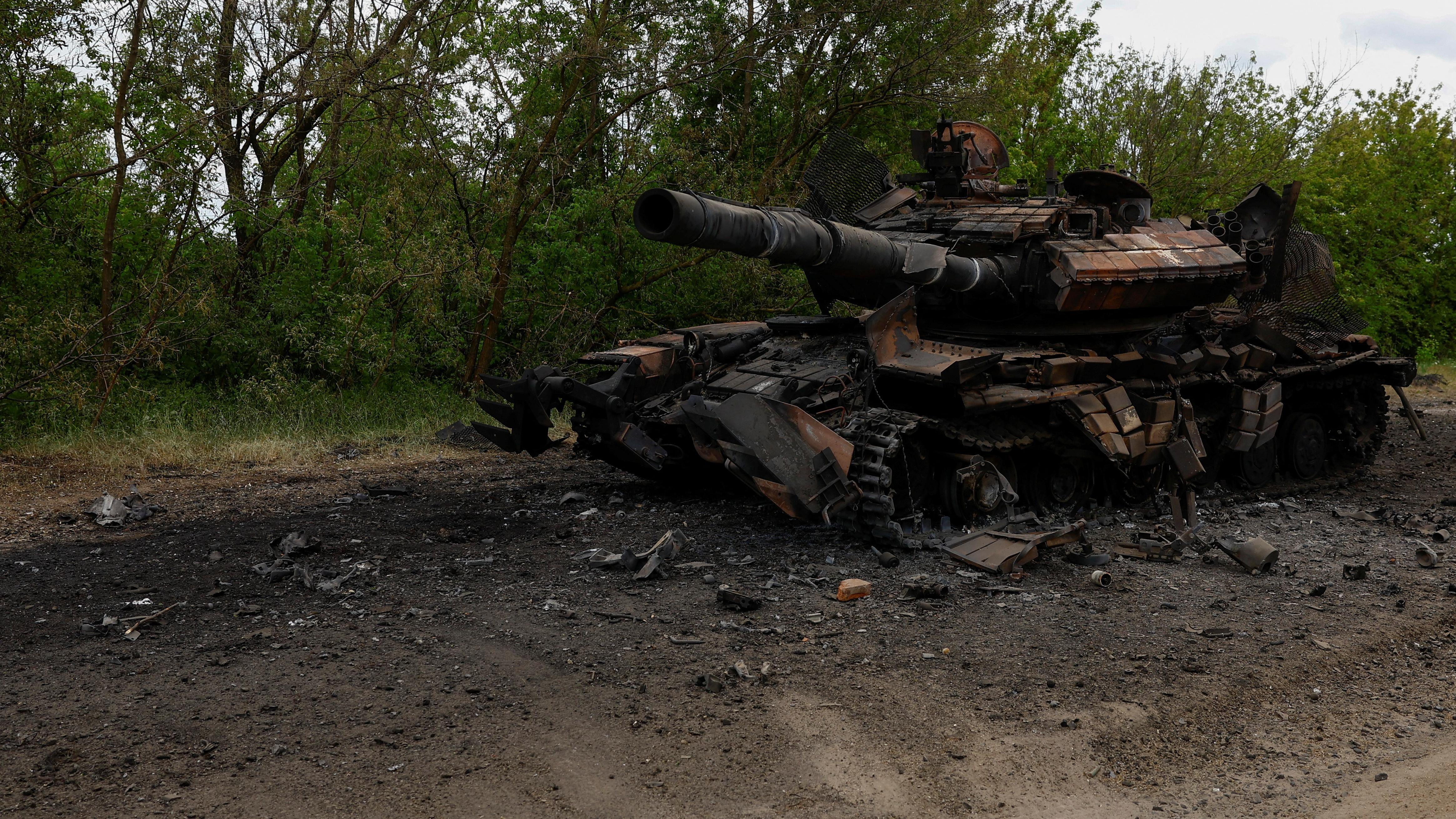 دبابة مدمرة تظهر على الطريق في منطقة خاركيف بأوكرانيا. 
