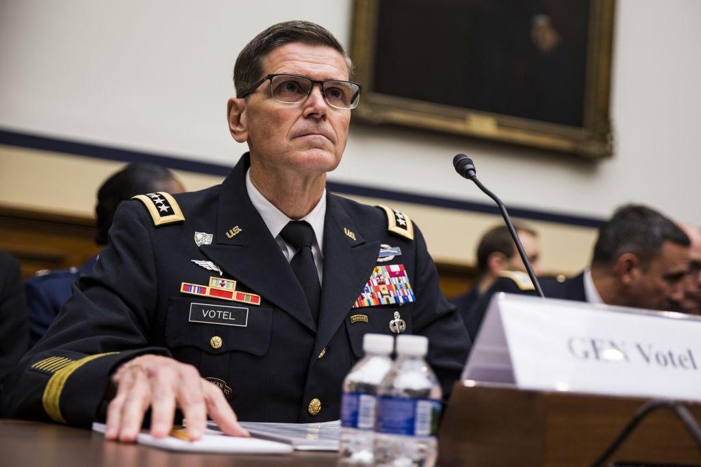 الجنرال جوزيف إل فوتيل جالسا بمجلس الكونغرس خلف لافتة تحمل اسمه ببزته الرسمية وتعلو وجهه نظرة حادة