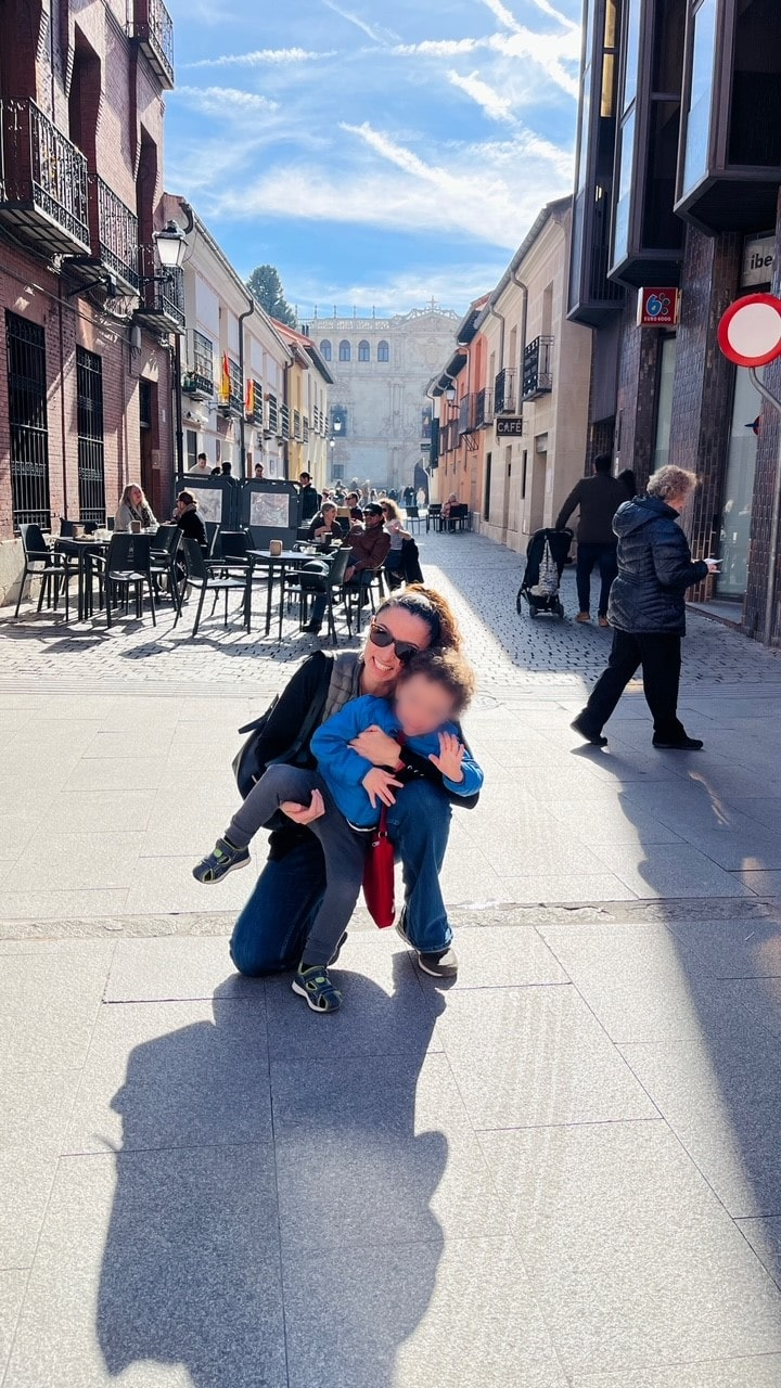 Carla Chanes, sonríe abrazada a su hijo en Alcalá de Henares. 