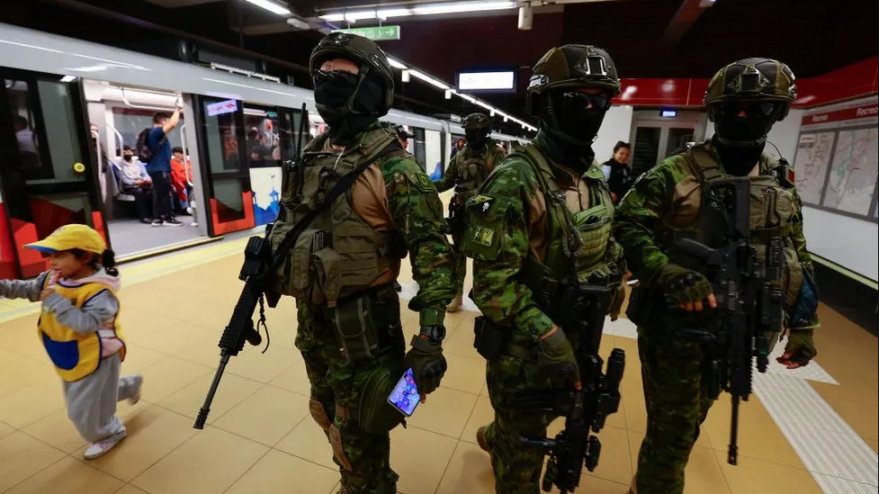 جنود في محطة مترو 