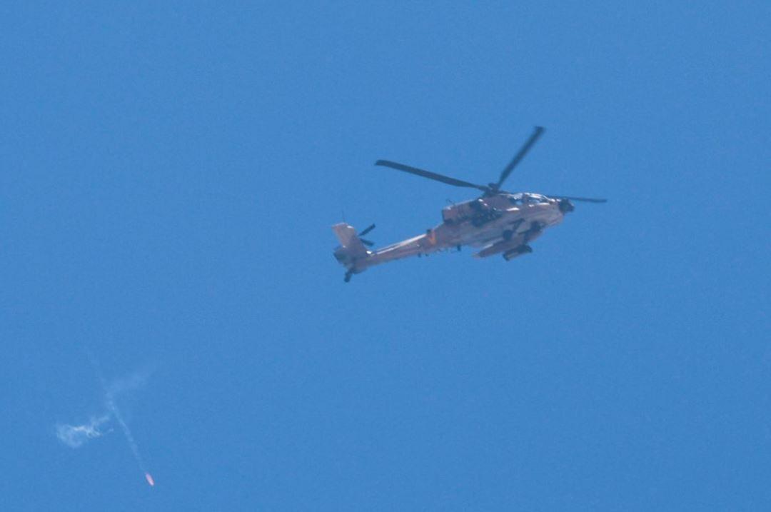 مروحية أباتشي إسرائيلية تطلق قنابل مضيئة أثناء تحليقها بالقرب من الحدود مع غزة