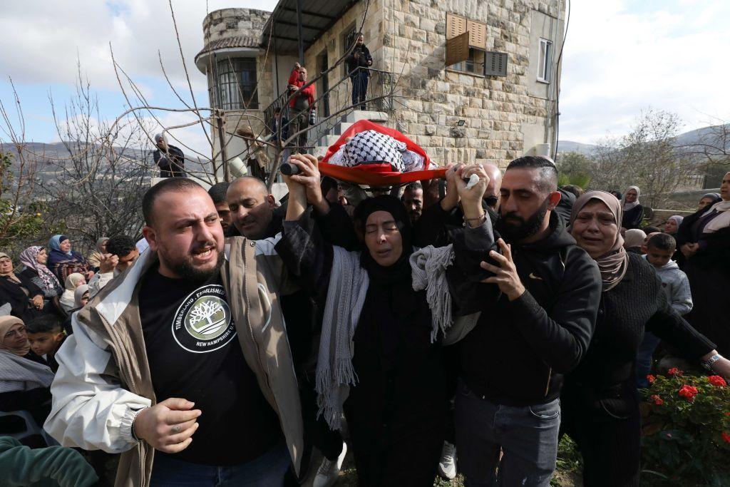 من مراسم جنازة الطفل الفلسطيني أحمد جزر، الذي قتل في هجوم إسرائيلي- نابلس/الأراضي الفلسطينية- 20 يناير/كانون الثاني 2025. وشارك نساء ورجال في حمل الجنازة