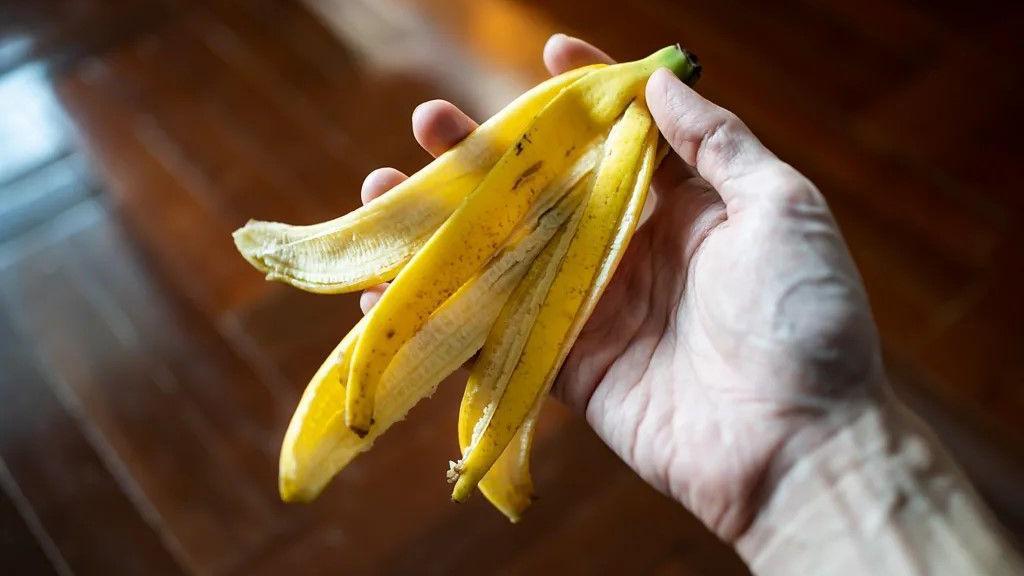 Ketika kita membuang kulit pisang, kita membuang sepertiga bagian pisang yang dapat dimakan.