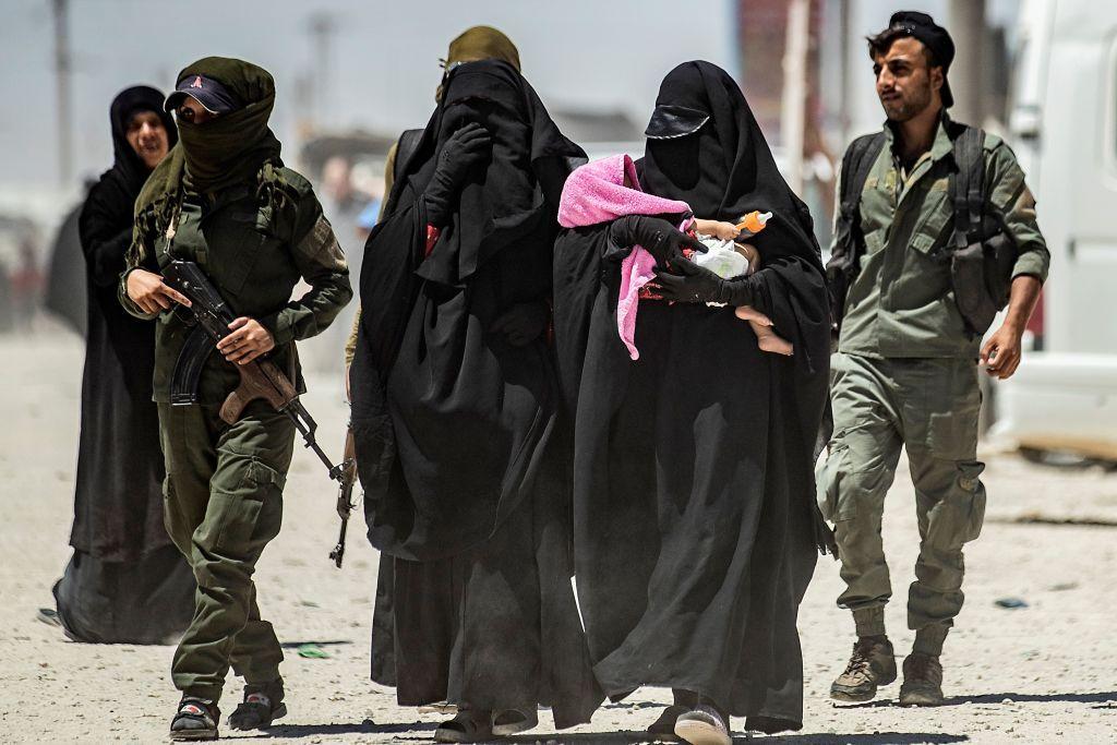 Mujeres escoltadas por militares en Siria