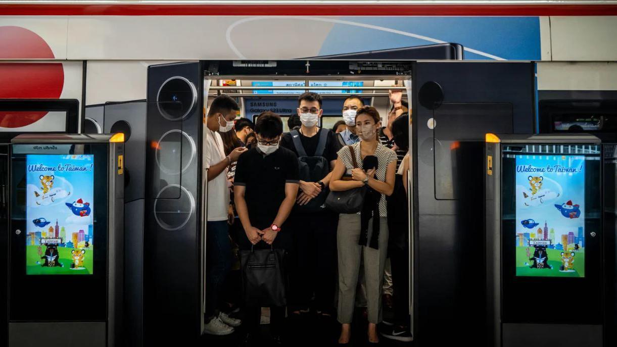 مسافرون يضعون الكمامات داخل مقطورة أحد القطارات