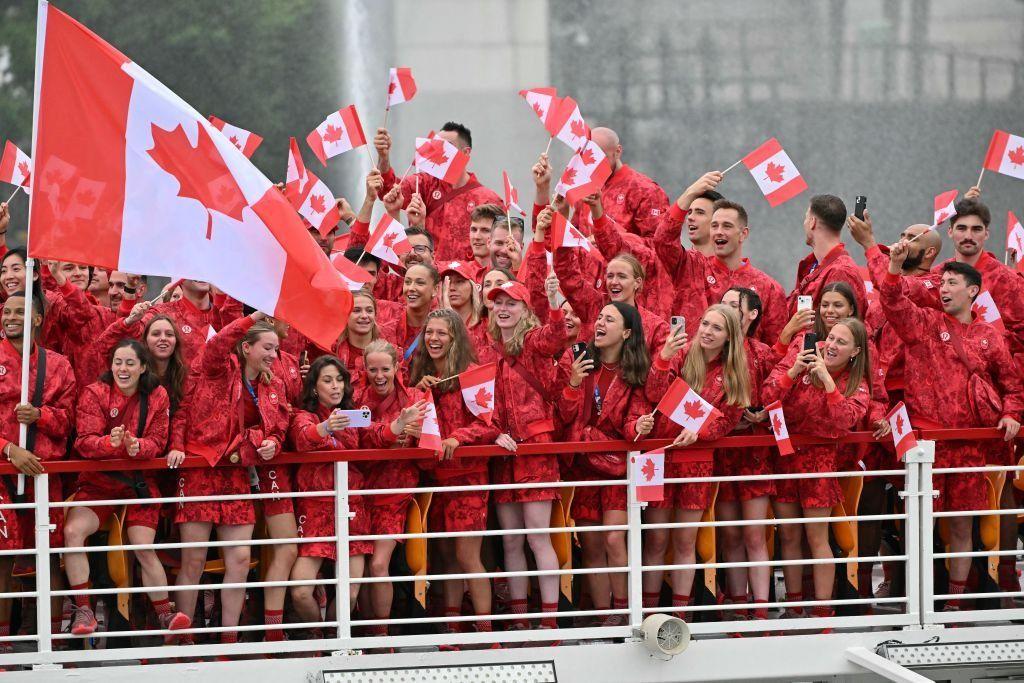 La delegación de Canadá sobre un barco en el río Sena en la ceremonia inaugural de los Juegos Olímpicos París 2024