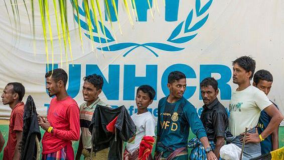 Sejumlah imigran etnis Rohingya antre untuk mengambil makanan di penampungan sementara Mina Raya, Kecamatan Padang Tiji, Kabupaten Pidie, Aceh, Rabu (15/11/2023). 