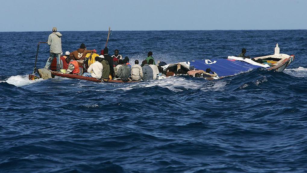 Un cayuco en el mar lleno de migrantes