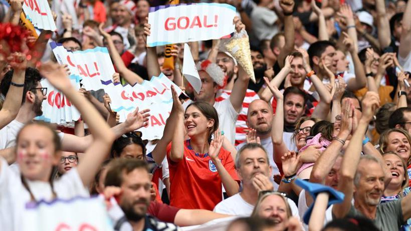 Torcedores comemorando o título das inglesas na final da Eurocopa