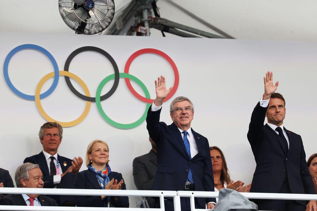 El presidente del Comité Olímpico Internacional, Thomas Bach, y el presidente de Francia, Emmanuel Macron, saludan al público en la inauguración de los Juegos Olímpicos París 2024.