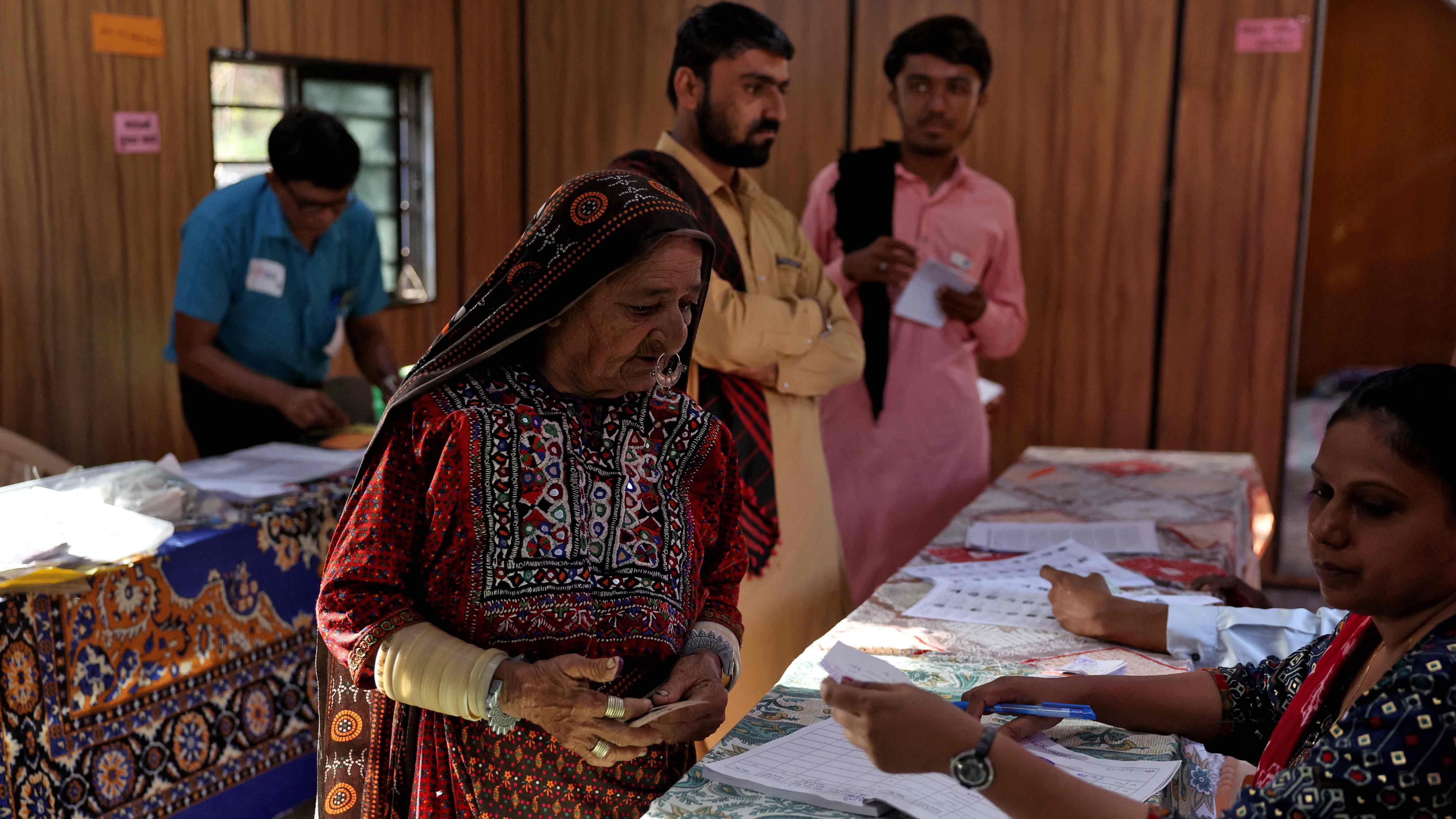 지난 5월 7일 인도 내 자트족 주민들이 투표하는 모습