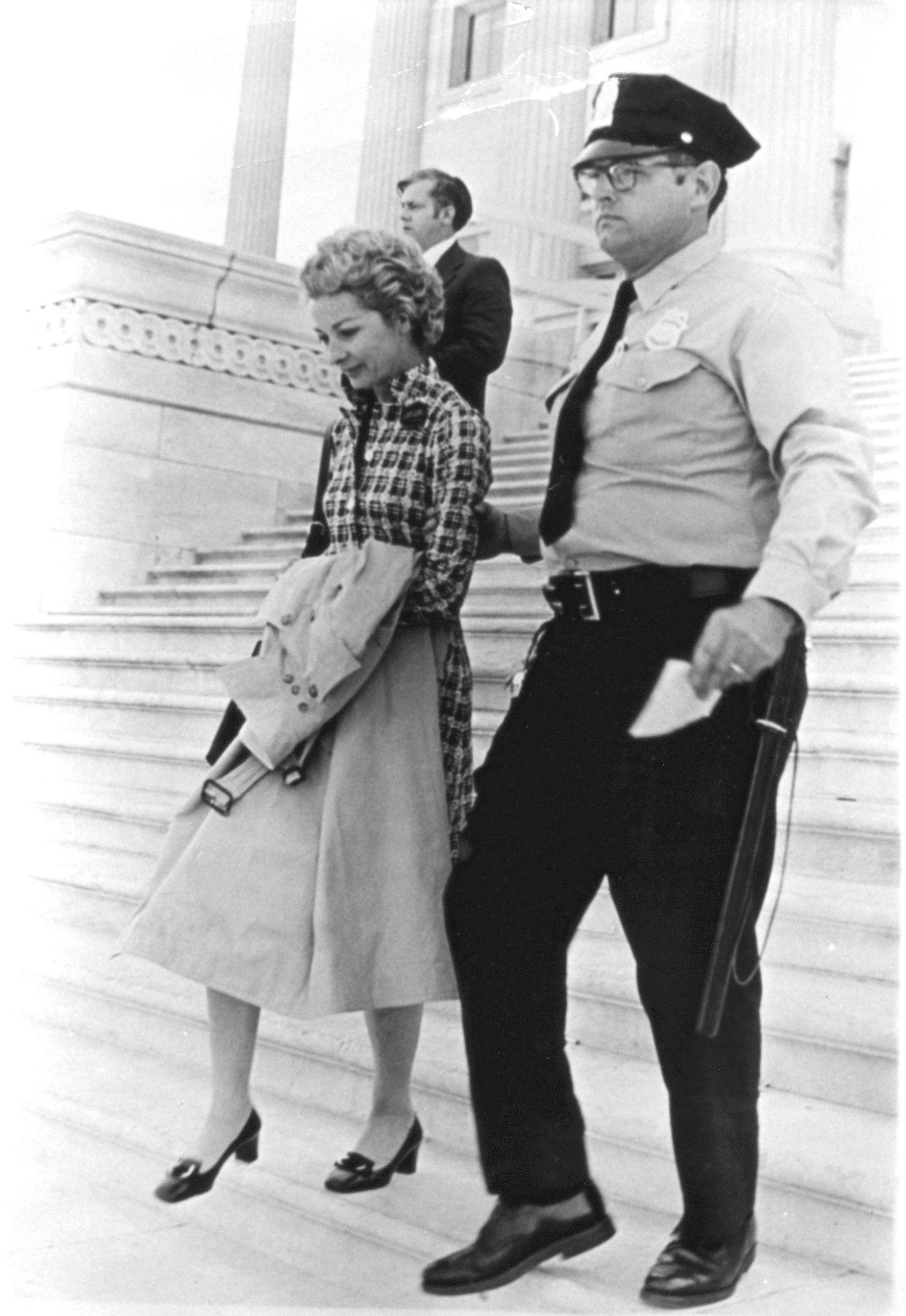 Felicia Montealegre Bernstein após ser presa na escadaria do Capitólio dos Estados Unidos, 1972