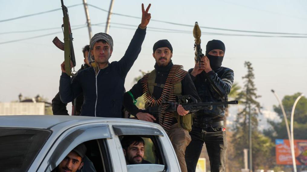 مسلحون تابعون لهيئة تحرير الشام في مدينة حلب 