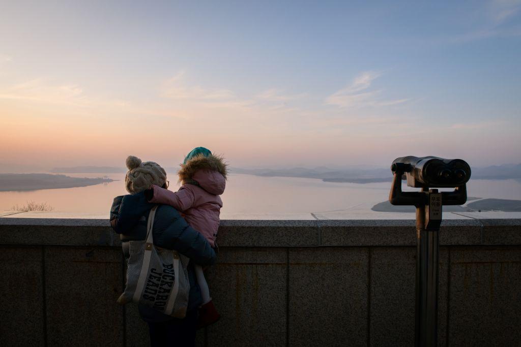 통일전망대에서 방문객들이 북한을 바라보고 있다
