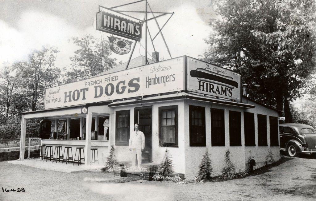 Hiram's Roadstand en Fort Lee, Nueva Jersey, vendiendo hot dogs fritos a la francesa, alrededor de 1930.